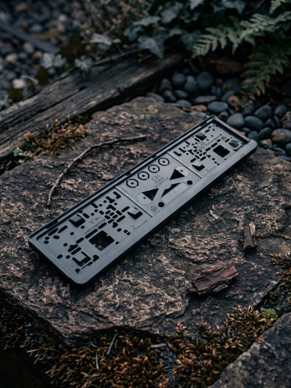 Kennzeichenrahmen für Autos Vorderansicht mit leerer Nummerntafel